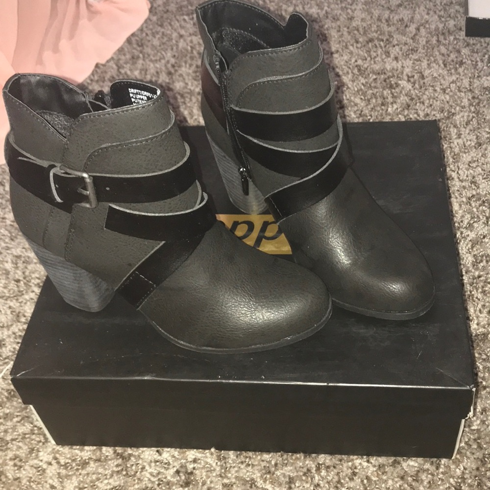 Size 6 black Madden boots with heel